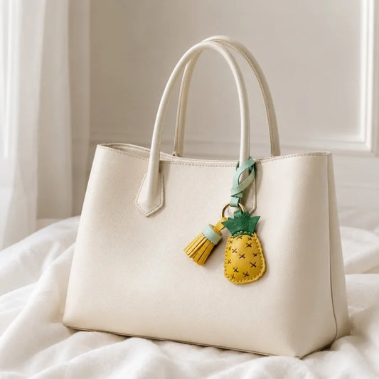 Dije de borla de piña para bolso: llavero artesanal de piel de cordero plena flor, estilo tropical, un regalo bonito y colorido para mujeres y amigas.