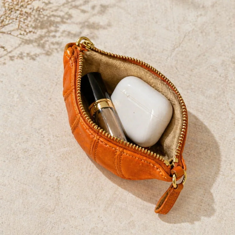 Dije de bolso de cuero con forma de croissant – Miniorganizador de cuero flor hecho a mano | Porta pintalabios y monedero | Colgante creativo para bolso vintage