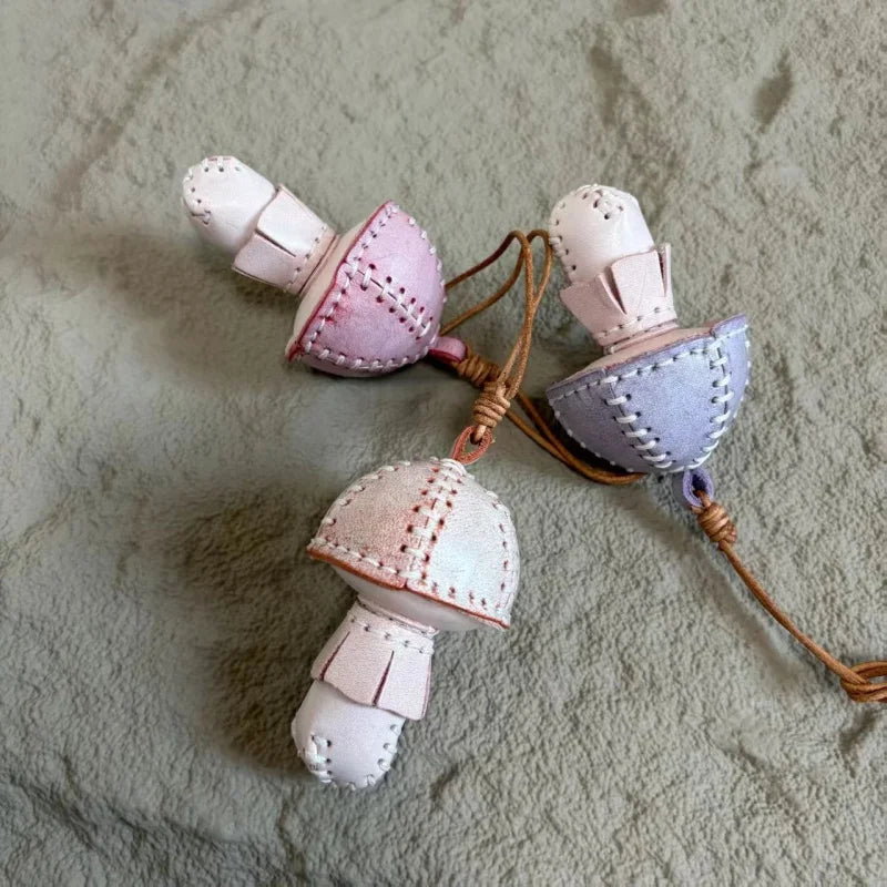 Dije de bolso de piel de hongo artesanal – Colgante 3D de piel de vaca plena flor | Accesorio botánico original | Regalo artesanal para amantes de la naturaleza