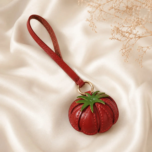 Amuleto y Llavero de Tomate Rojo de Cuero Hecho a Mano - Accesorio para Bolso