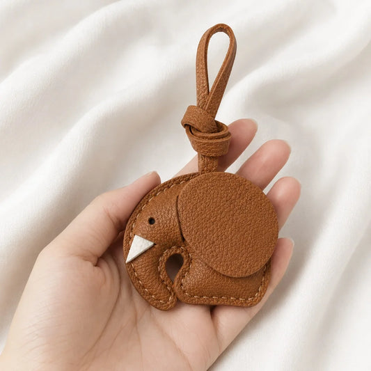 Dije minimalista de elefante para bolso, hecho a mano | Accesorio para bolso de piel flor de doble cara | Llavero con símbolo de suerte y sabiduría