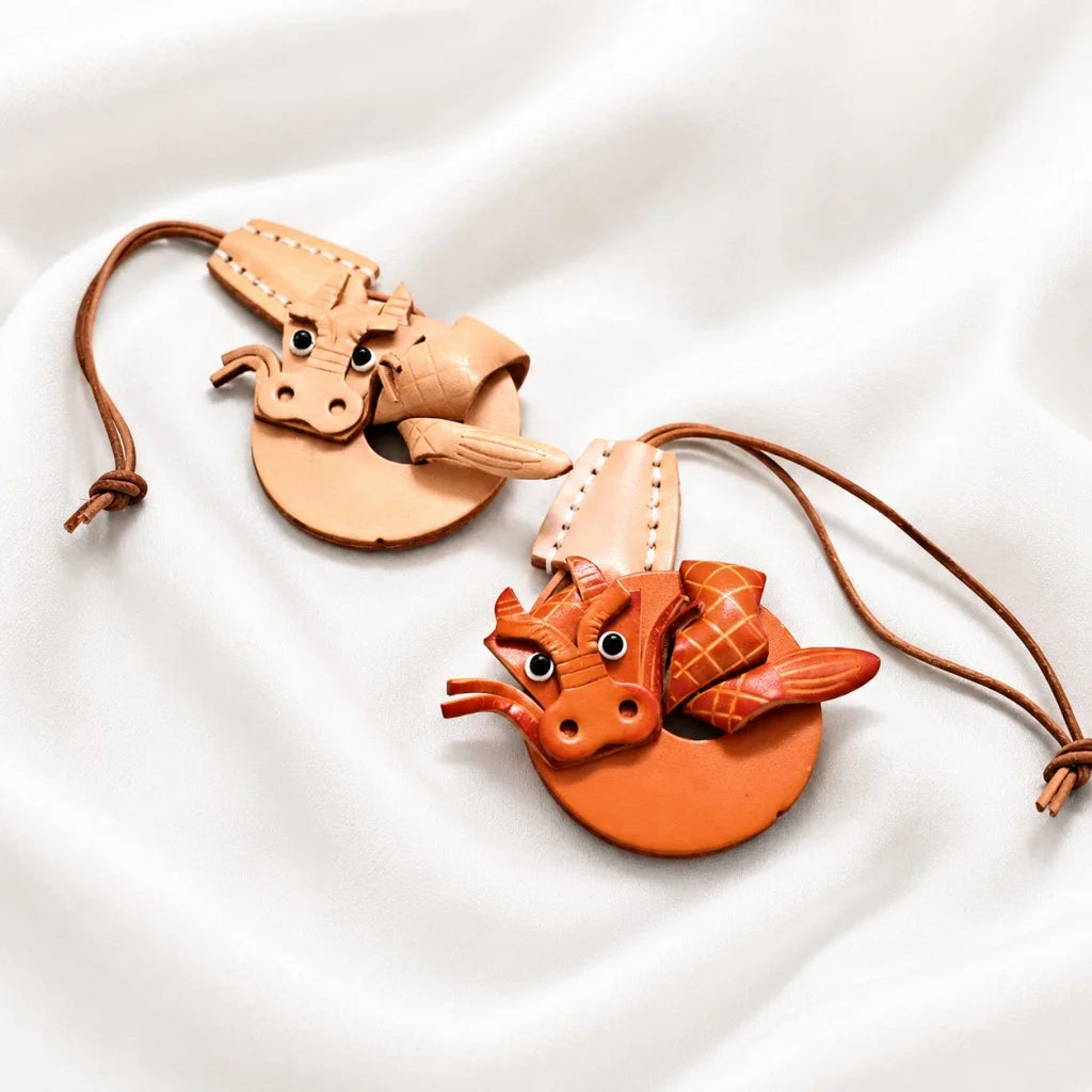 Dije de cuero de dragón del zodiaco: accesorio de piel de cabra artesanal de estilo nórdico para bolsos, llaves y diarios. Un regalo único.