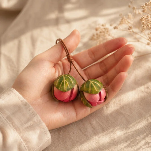 Dije para bolso de cuero Joyful Bloom: colgante de flor de cuero flor hecho a mano | Llavero de inspiración botánica | Regalo único y accesorio para bolso