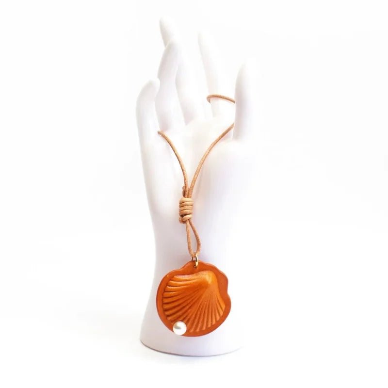 Elegant Scallop Shell Full-Grain Leather Bag Charm | Double-Sided Vintage-Style Purse Accessory with Faux Pearl Accent | Luxurious Collectible Key Fob