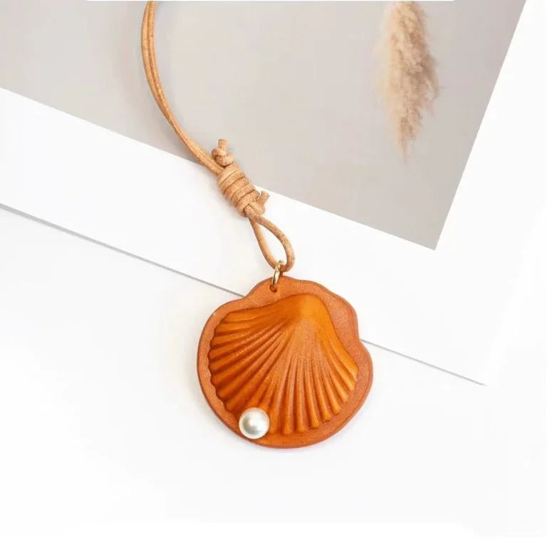 Elegant Scallop Shell Full-Grain Leather Bag Charm | Double-Sided Vintage-Style Purse Accessory with Faux Pearl Accent | Luxurious Collectible Key Fob