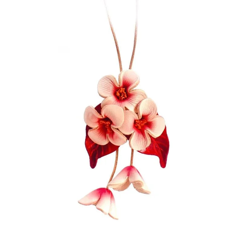 Dije para bolso de cuero "Flor de Amor" – Colgante de flor de cuero flor hecho a mano | Elegante llavero botánico | Regalo romántico para mujer
