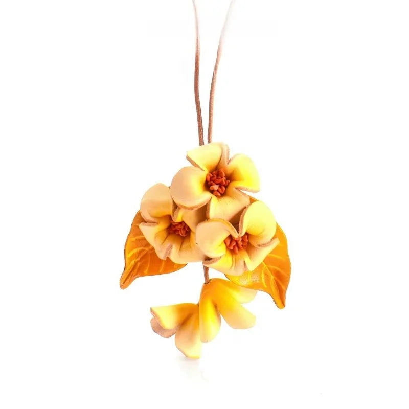Dije para bolso de cuero "Flor de Amor" – Colgante de flor de cuero flor hecho a mano | Elegante llavero botánico | Regalo romántico para mujer
