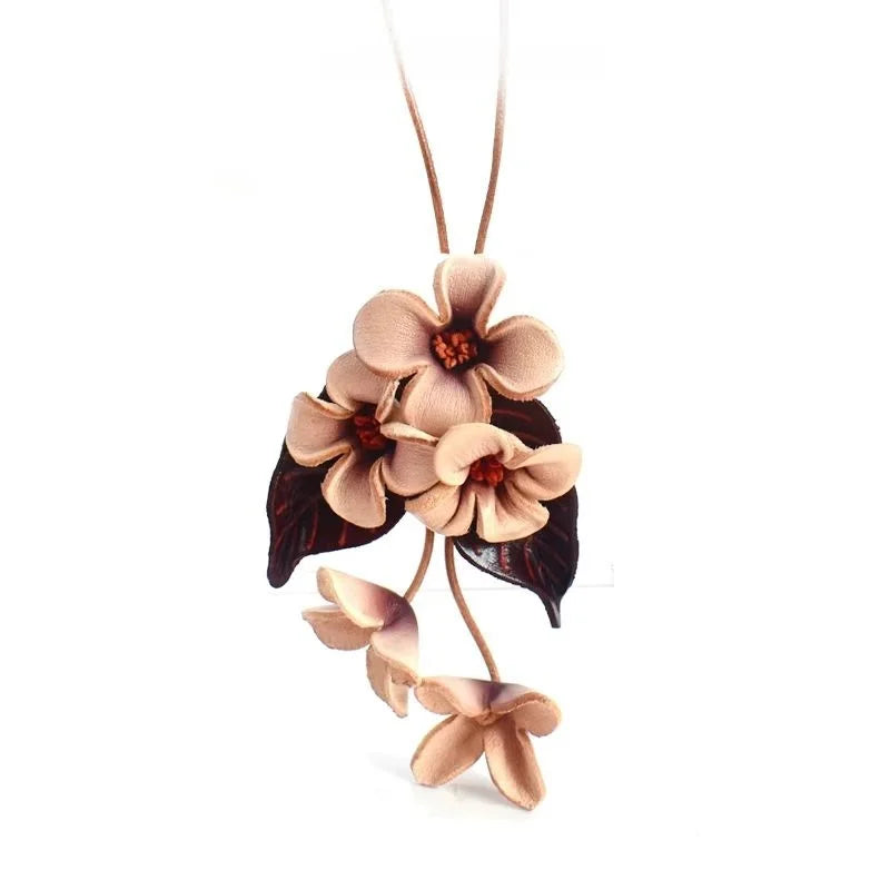 Dije para bolso de cuero "Flor de Amor" – Colgante de flor de cuero flor hecho a mano | Elegante llavero botánico | Regalo romántico para mujer