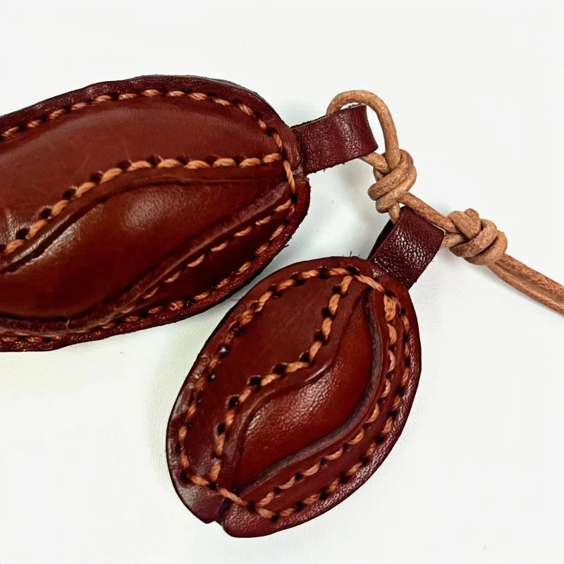 Dije nórdico para bolso de piel de grano de café – Colgante de piel de vaca de grano completo hecho a mano | Llavero minimalista con doble dije | Símbolo de calidez y confort