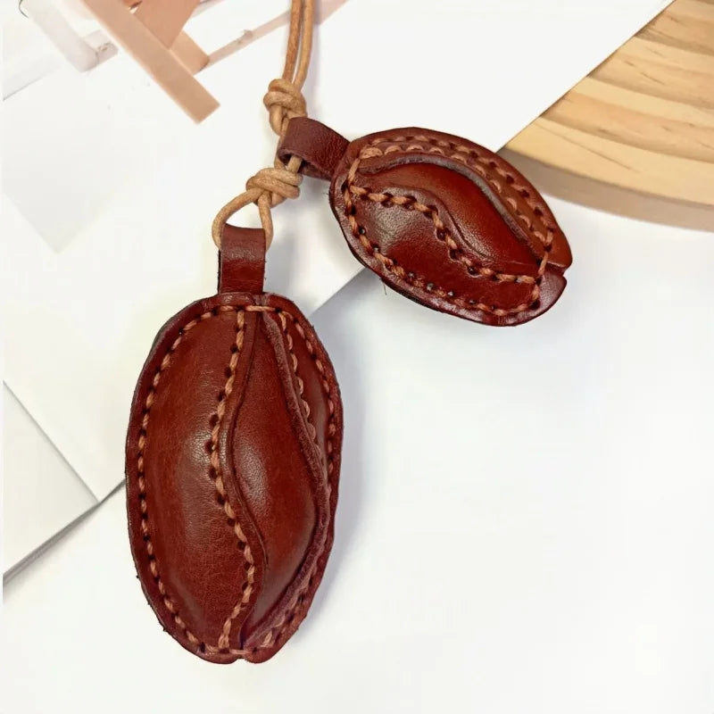 Dije nórdico para bolso de piel de grano de café – Colgante de piel de vaca de grano completo hecho a mano | Llavero minimalista con doble dije | Símbolo de calidez y confort