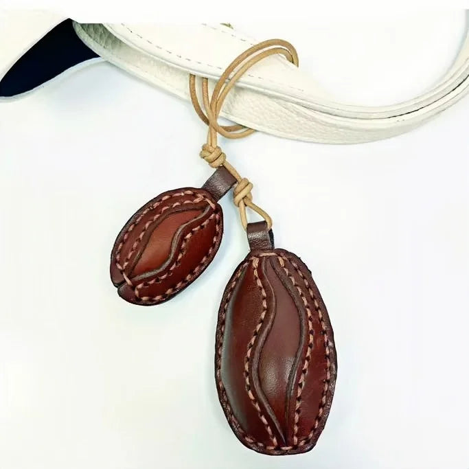 Dije nórdico para bolso de piel de grano de café – Colgante de piel de vaca de grano completo hecho a mano | Llavero minimalista con doble dije | Símbolo de calidez y confort