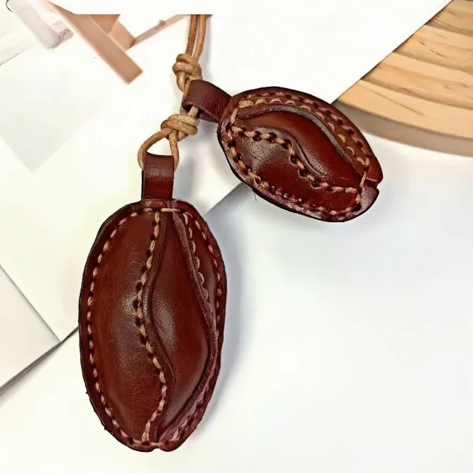 Dije nórdico para bolso de piel de grano de café – Colgante de piel de vaca de grano completo hecho a mano | Llavero minimalista con doble dije | Símbolo de calidez y confort