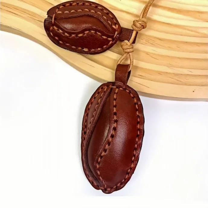 Dije nórdico para bolso de piel de grano de café – Colgante de piel de vaca de grano completo hecho a mano | Llavero minimalista con doble dije | Símbolo de calidez y confort