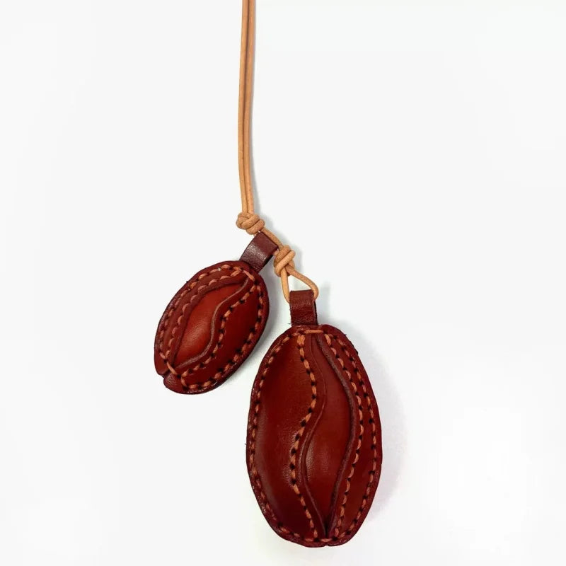 Dije nórdico para bolso de piel de grano de café – Colgante de piel de vaca de grano completo hecho a mano | Llavero minimalista con doble dije | Símbolo de calidez y confort