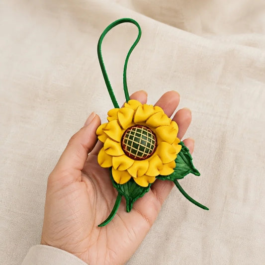 Dije de girasol para bolso de piel hecho a mano – Colgante floral 3D de piel flor | Accesorio con alegres flores amarillas | Un regalo especial para ella