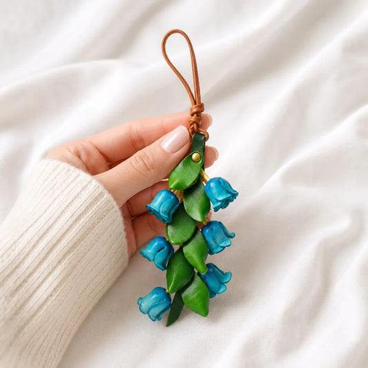 Amuleto de bolso de cuero "Lirio del Valle" de la suerte – Colgante floral de cuero de plena flor hecho a mano | Elegante accesorio de llavero para bolso | Regalo para ella