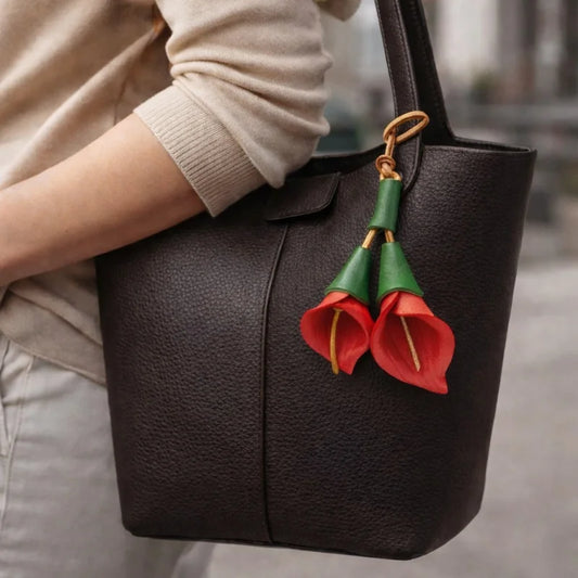Amuleto de bolso de cuero de Anturio de la Suerte – Colgante floral de cuero de plena flor hecho a mano | Llavero accesorio de bolso inspirado en el estilo nórdico | Regalo para ella