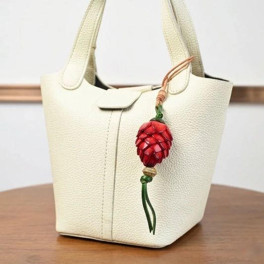 Amuleto Nórdico de Piel con Piña de Pino - Colgante Artesanal de Piel de Grano Completo | Accesorio para Bolso Inspirado en la Naturaleza | Regalo Simbólico para Ella