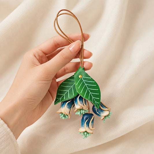Amuleto de bolso de cuero hecho a mano con lirio de los valles azul, llavero con amuleto de bolso de flor de campana, regalo de accesorio elegante para ella