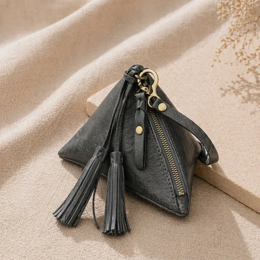 Estuche triangular de cuero vintage – Estuche para pintalabios y monedas de piel de vaca hecho a mano | Mini colgante con cremallera y borla | Regalo y organizador retro