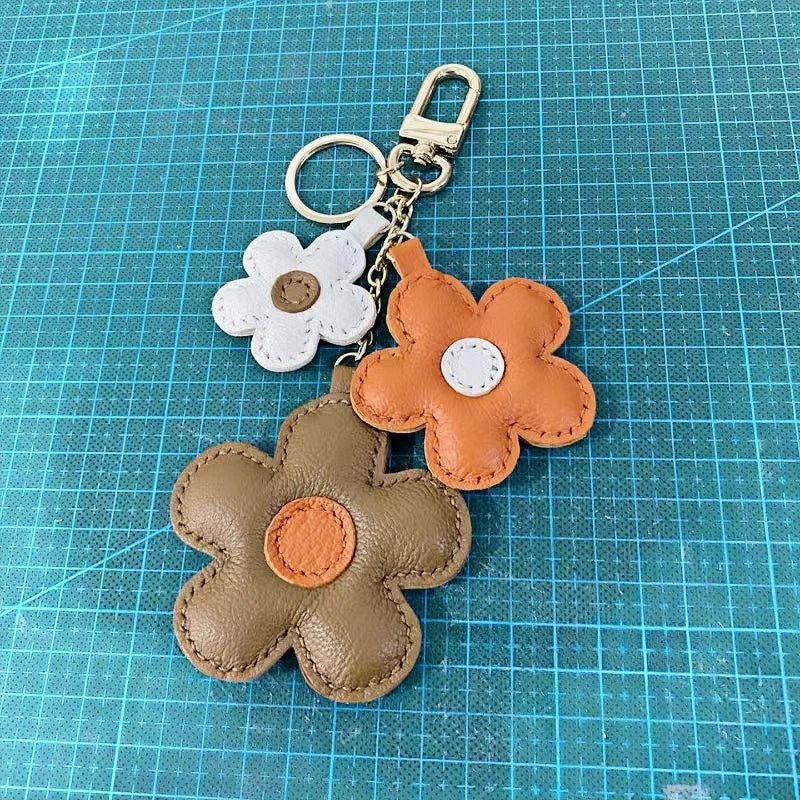 Exquisite Dual - Flower Horseshoe Buckle Sunflower Leather Charm - Multicolor Combination for Bags, Backpacks, and Keys, Perfect as a High - End Gift - shewearing