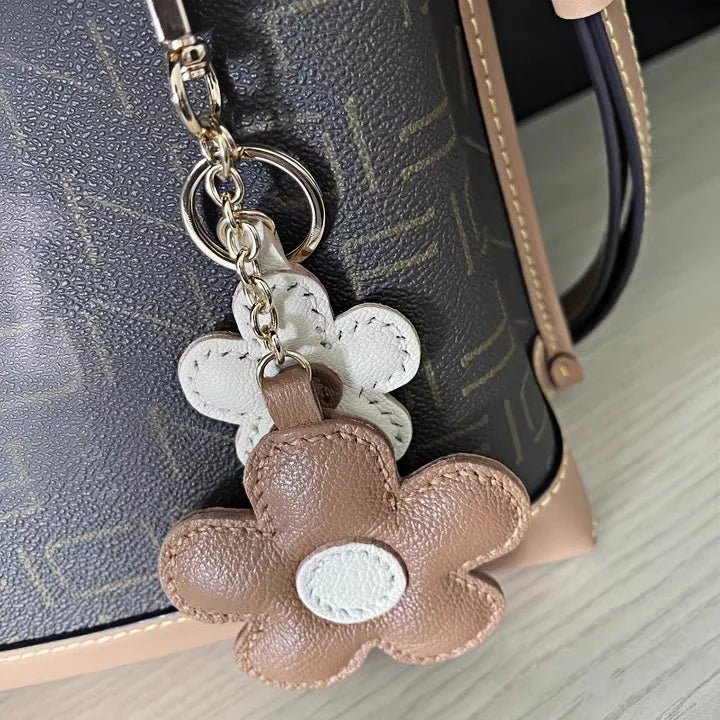Exquisite Dual - Flower Horseshoe Buckle Sunflower Leather Charm - Multicolor Combination for Bags, Backpacks, and Keys, Perfect as a High - End Gift - shewearing