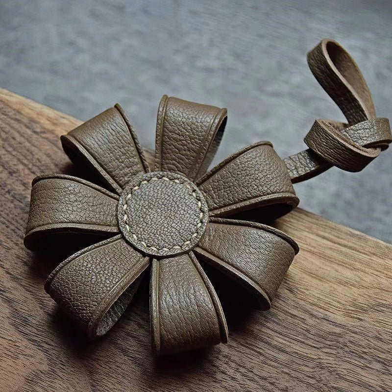 Geometric Daisy Leather Bag Charm – Minimalist Handmade Design, High - Quality Key Accessory, Premium Full - Grain Goatskin, Sophisticated Gift for Women - shewearing