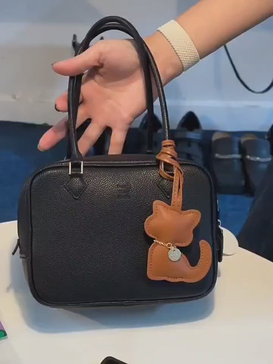 Elegante dije de gato de cuero para bolso: colgante hecho a mano de gatito sentado con collar dorado | Estilo minimalista | Cuero genuino | Colores personalizables para bolsos elegantes