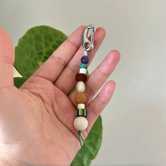 Dije para bolso con cuentas de piedras preciosas de colores: colgante vintage hecho a mano con ojo de gato y cristal de Nepal | Llavero minimalista artístico