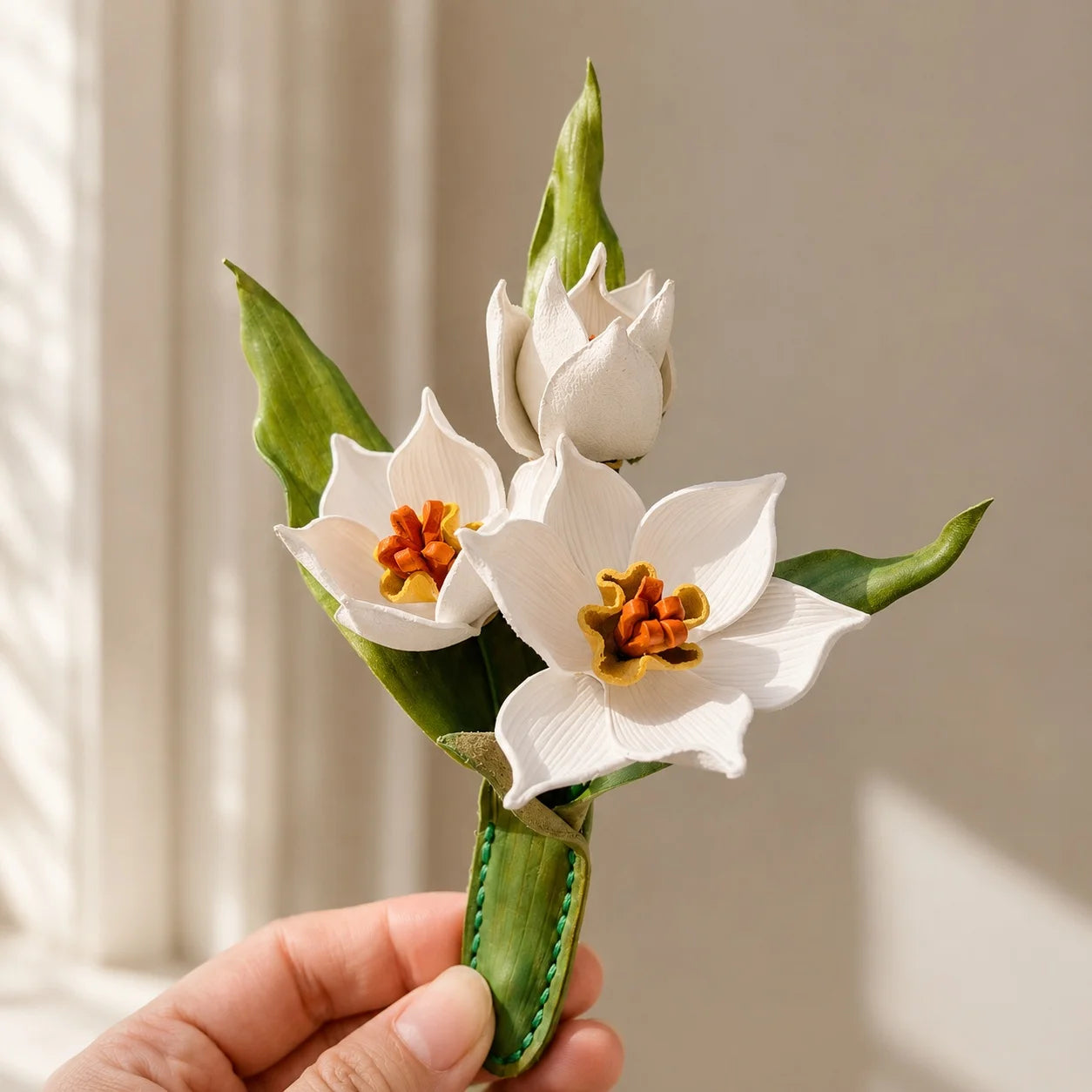 Broche de piel de narciso blanco hecho a mano, accesorio floral escultural llamativo para mujer