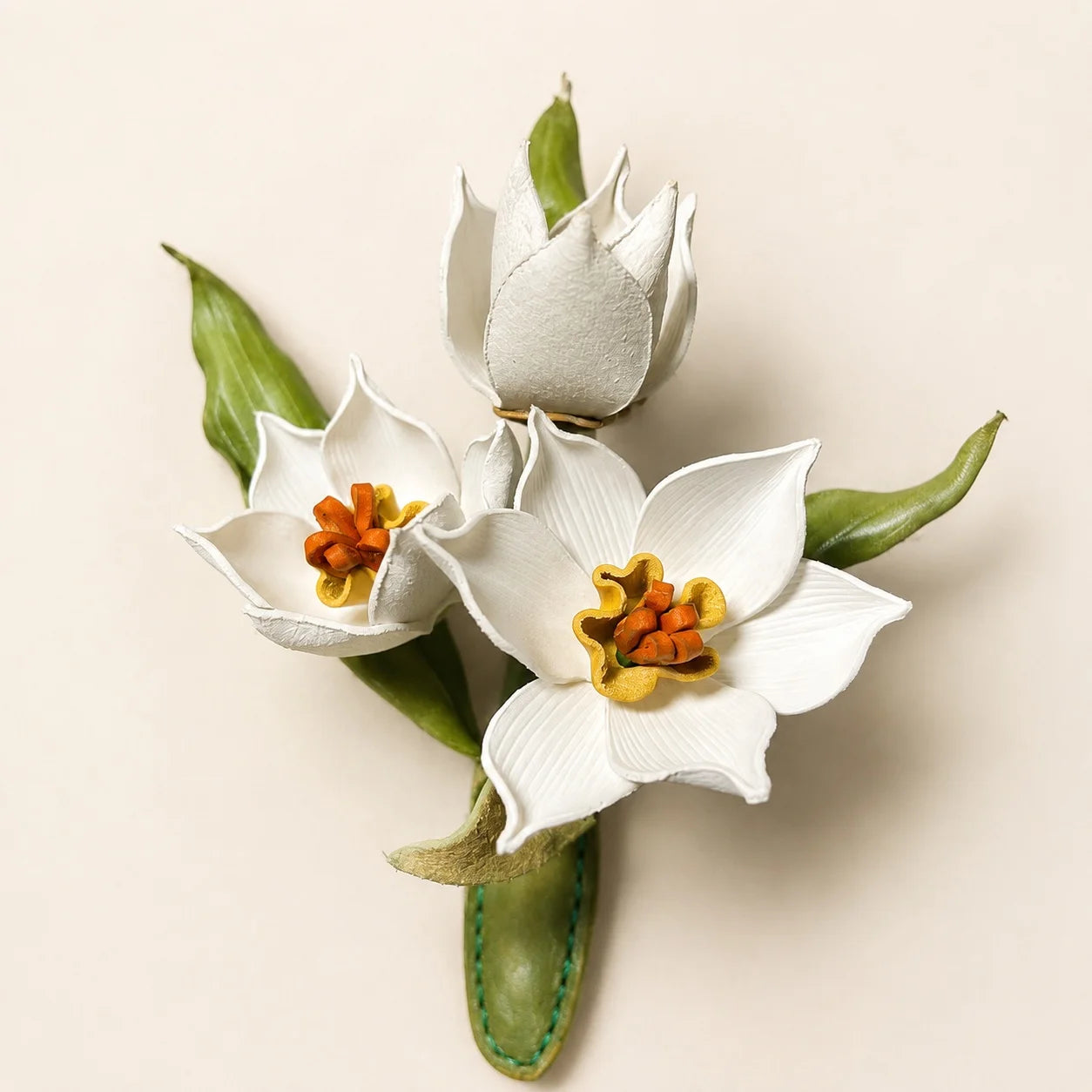 Broche de piel de narciso blanco hecho a mano, accesorio floral escultural llamativo para mujer