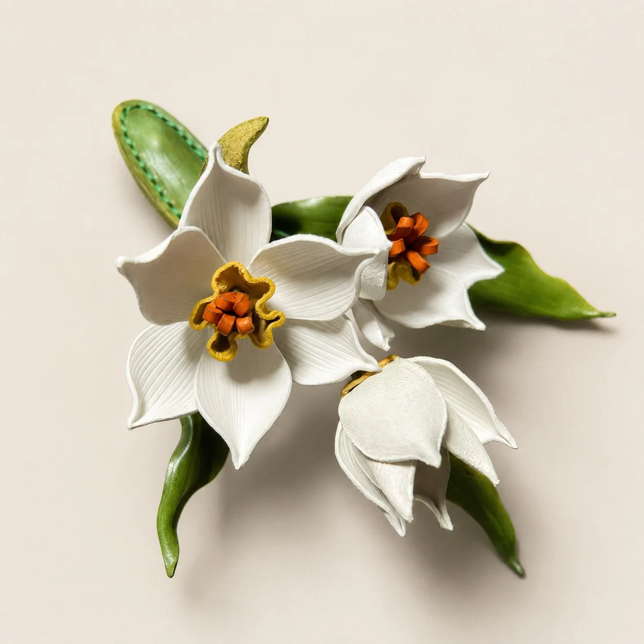 Broche de piel de narciso blanco hecho a mano, accesorio floral escultural llamativo para mujer