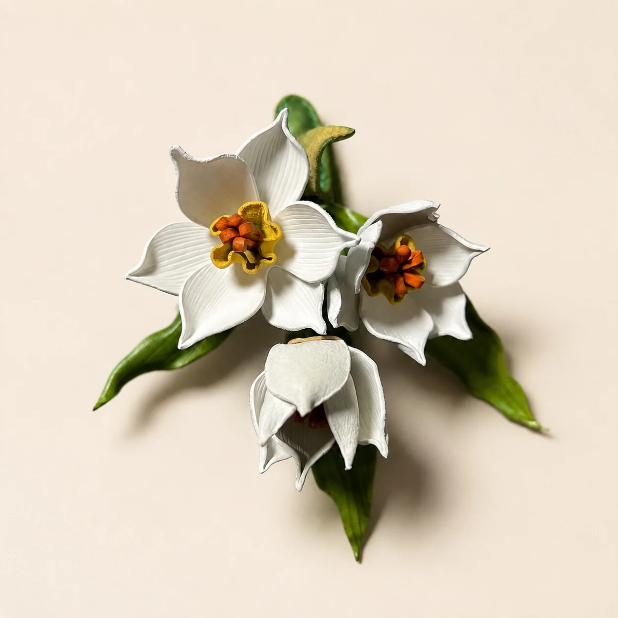 Broche de piel de narciso blanco hecho a mano, accesorio floral escultural llamativo para mujer
