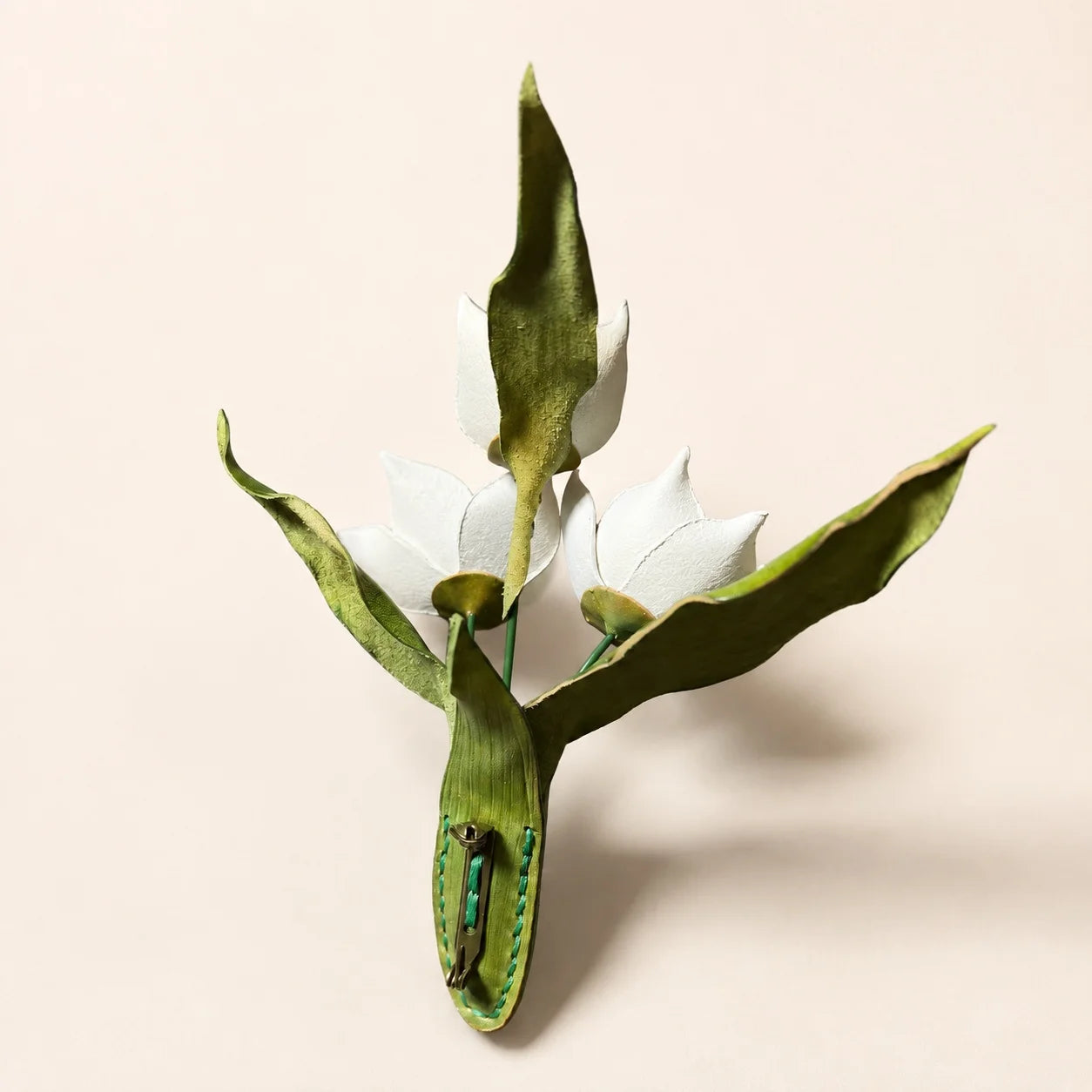 Broche de piel de narciso blanco hecho a mano, accesorio floral escultural llamativo para mujer