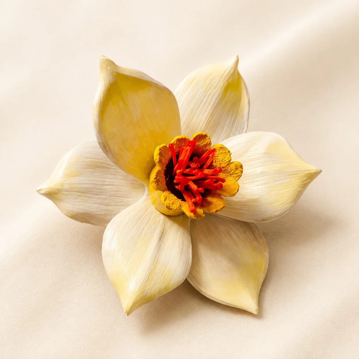 Broche de cuero con narciso escultural hecho a mano, accesorio floral artístico llamativo para mujer