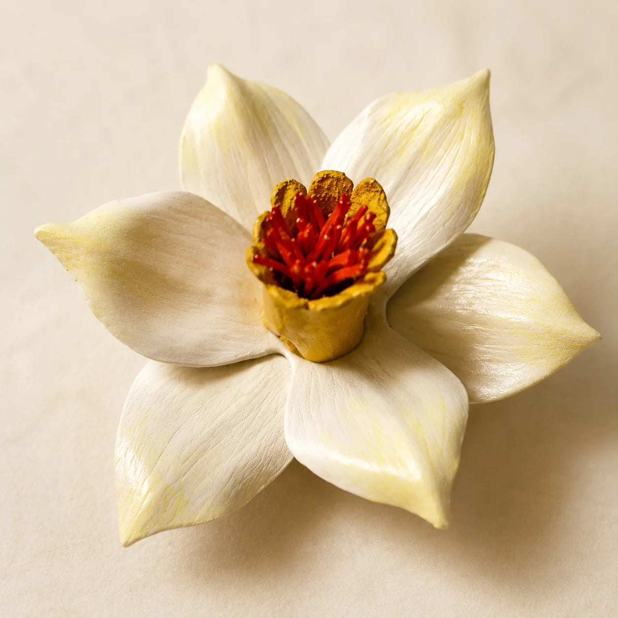 Broche de cuero con narciso escultural hecho a mano, accesorio floral artístico llamativo para mujer