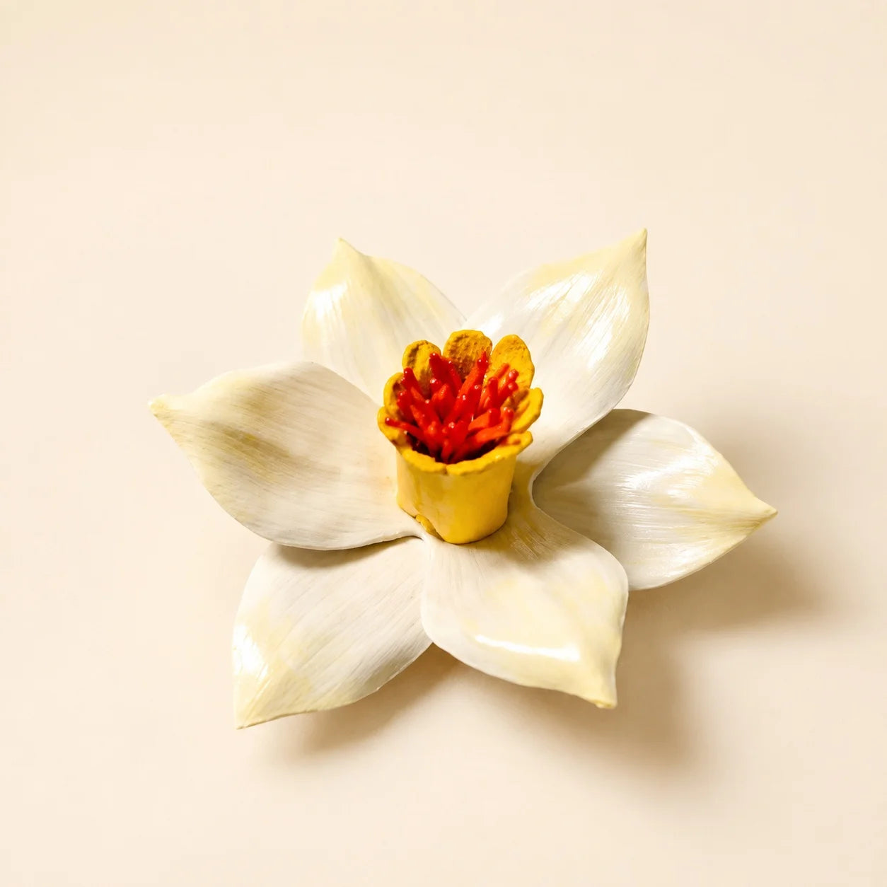 Broche de cuero con narciso escultural hecho a mano, accesorio floral artístico llamativo para mujer