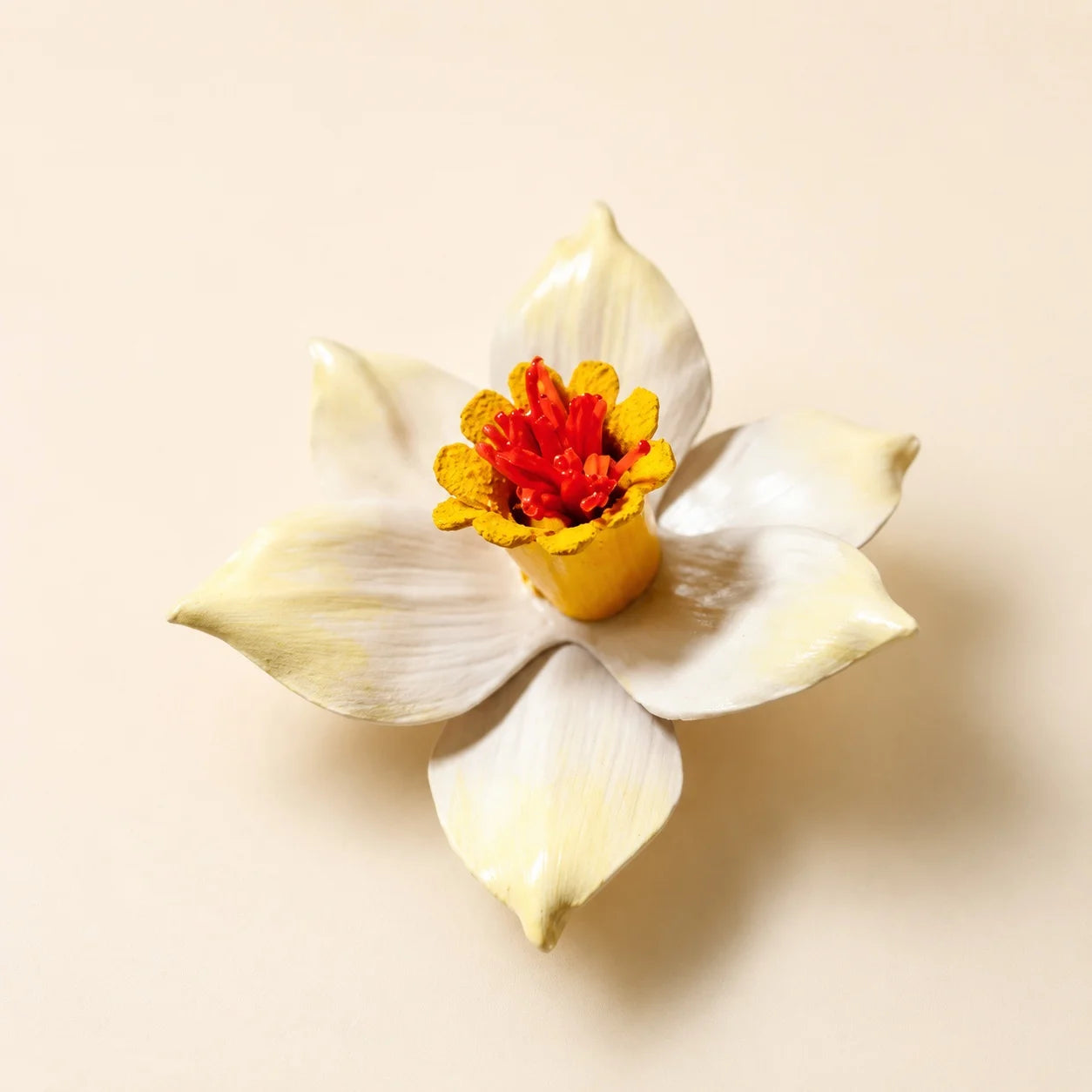 Broche de cuero con narciso escultural hecho a mano, accesorio floral artístico llamativo para mujer