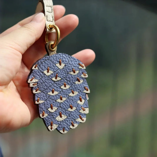 Dije de piña para bolso – Tarjetero RFID original de piel auténtica hecho a mano | Llavero con colgante de piña inspirado en la naturaleza | Accesorio funcional atemporal, un regalo para ella