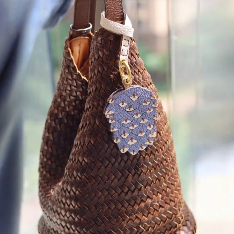 Dije de piña para bolso – Tarjetero RFID original de piel auténtica hecho a mano | Llavero con colgante de piña inspirado en la naturaleza | Accesorio funcional atemporal, un regalo para ella