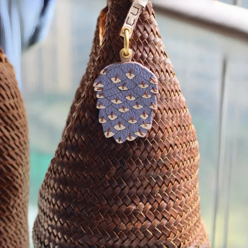 Dije de piña para bolso – Tarjetero RFID original de piel auténtica hecho a mano | Llavero con colgante de piña inspirado en la naturaleza | Accesorio funcional atemporal, un regalo para ella
