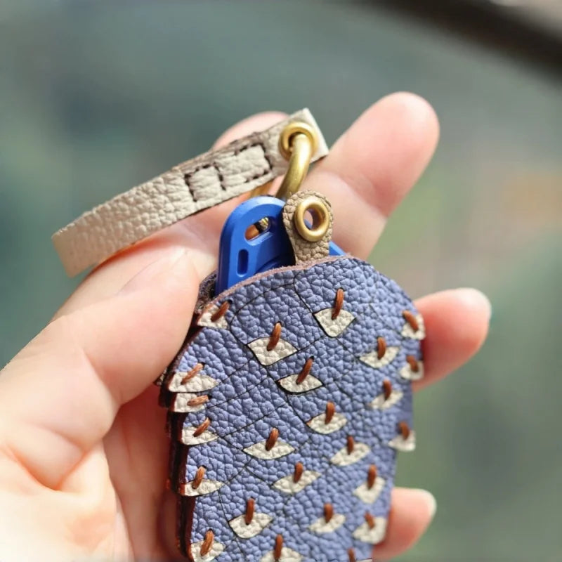 Dije de piña para bolso – Tarjetero RFID original de piel auténtica hecho a mano | Llavero con colgante de piña inspirado en la naturaleza | Accesorio funcional atemporal, un regalo para ella
