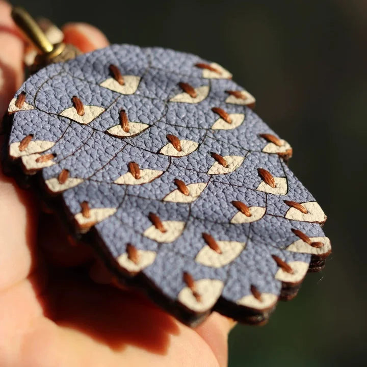 Dije de piña para bolso – Tarjetero RFID original de piel auténtica hecho a mano | Llavero con colgante de piña inspirado en la naturaleza | Accesorio funcional atemporal, un regalo para ella