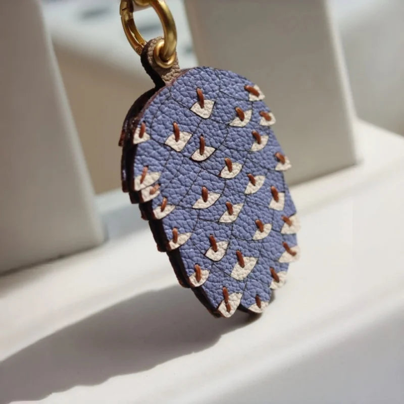Dije de piña para bolso – Tarjetero RFID original de piel auténtica hecho a mano | Llavero con colgante de piña inspirado en la naturaleza | Accesorio funcional atemporal, un regalo para ella