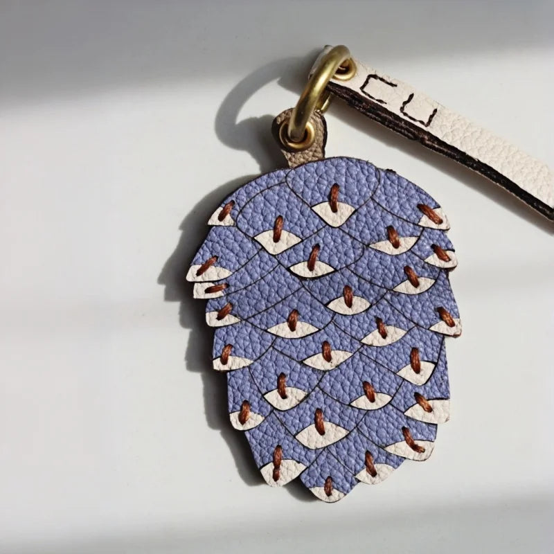 Dije de piña para bolso – Tarjetero RFID original de piel auténtica hecho a mano | Llavero con colgante de piña inspirado en la naturaleza | Accesorio funcional atemporal, un regalo para ella