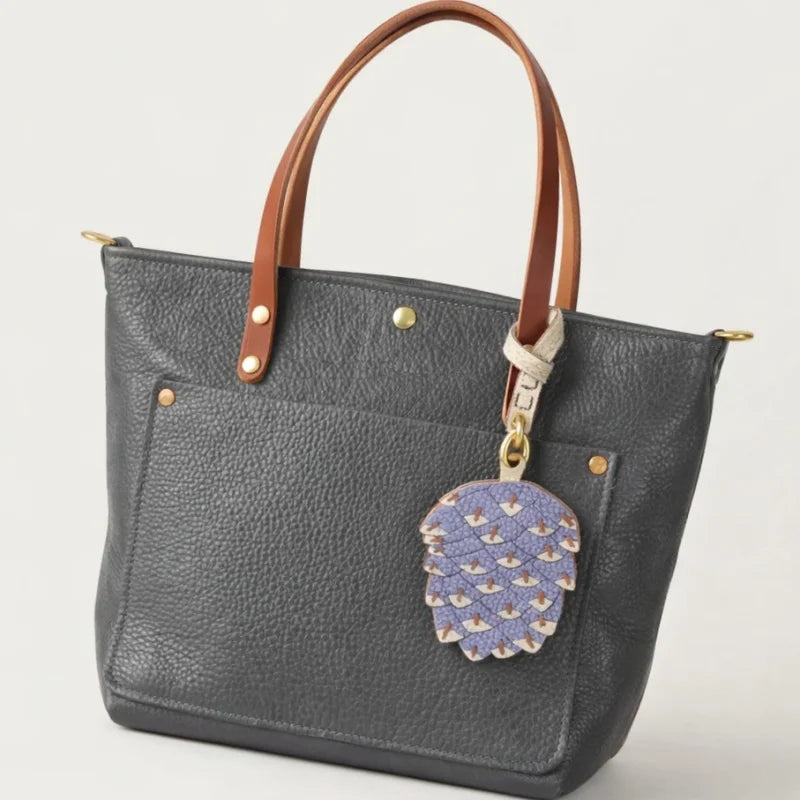 Dije de piña para bolso – Tarjetero RFID original de piel auténtica hecho a mano | Llavero con colgante de piña inspirado en la naturaleza | Accesorio funcional atemporal, un regalo para ella