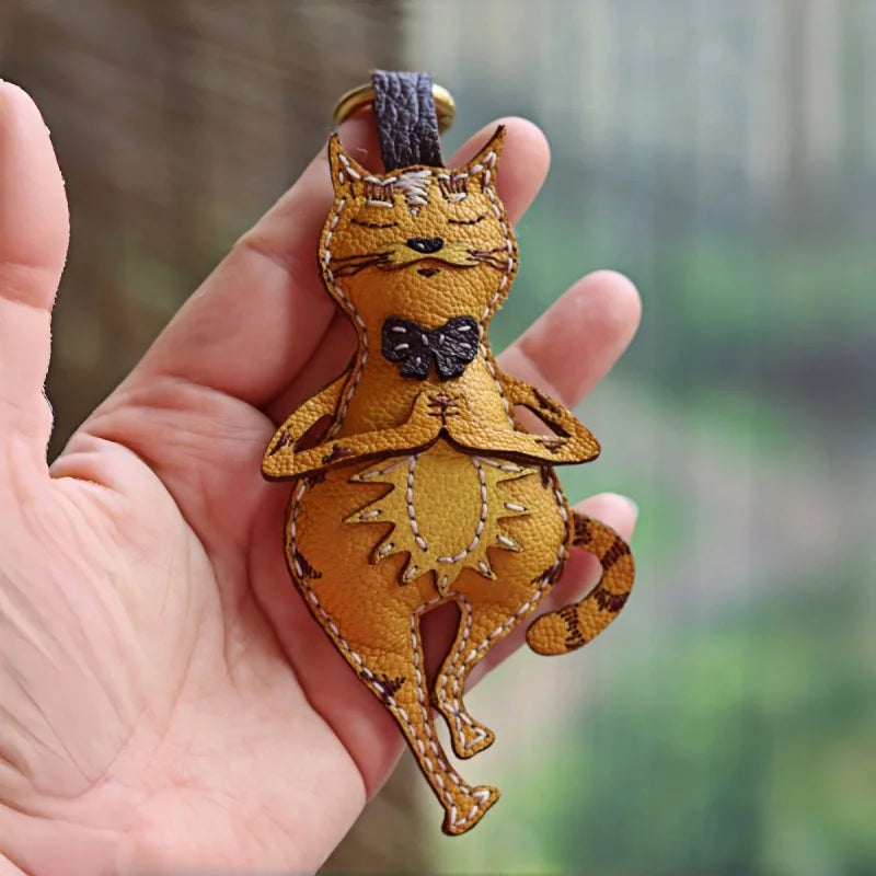 Dije de gato yoga para bolso – Llavero original de cuero genuino hecho a mano | Colgante de gato consciente con pajarita | Accesorio artístico con estilo, un regalo elegante para ella