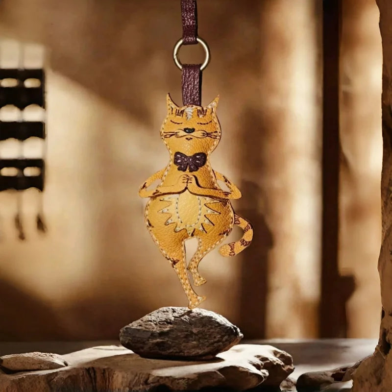 Dije de gato yoga para bolso – Llavero original de cuero genuino hecho a mano | Colgante de gato consciente con pajarita | Accesorio artístico con estilo, un regalo elegante para ella