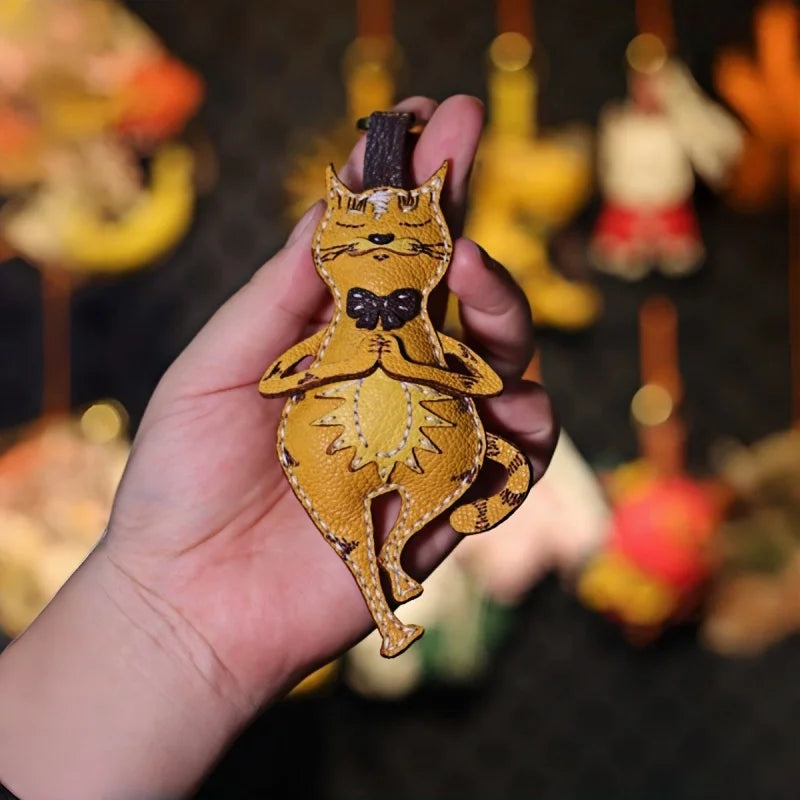 Dije de gato yoga para bolso – Llavero original de cuero genuino hecho a mano | Colgante de gato consciente con pajarita | Accesorio artístico con estilo, un regalo elegante para ella