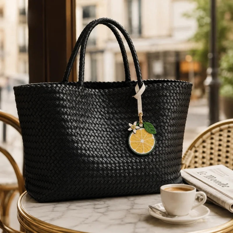 Amuleto de bolsa de cuero limón cítrico con tarjetero oculto – Colgante de cuero de grano completo hecho a mano | Estuche para tarjeta de llave NFC | Regalo funcional de accesorio para bolso para ella